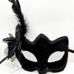 Siyah Süet Yandan Tüylü İncili Parti Maskesi